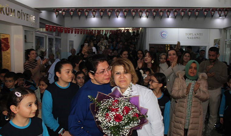 38 yıllık öğretmene, 25 yıldır görev yaptığı okulda Ferdi Tayfur şarkılı veda