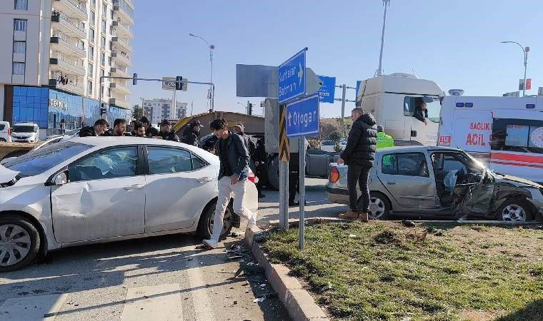 Siirt'te iki otomobil birbirine girdi: Yaralılar var!