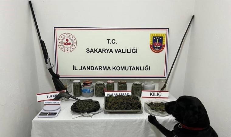 Uyuşturucu operasyonu düzenlenen evden kılıç çıktı