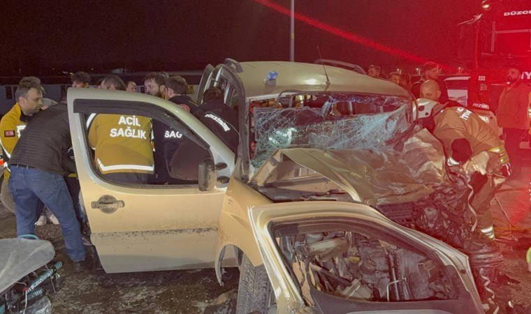 Düzce’de feci kaza... Çekici ile kafa kafaya çarpıştı: 2’si ağır 7 yaralı!