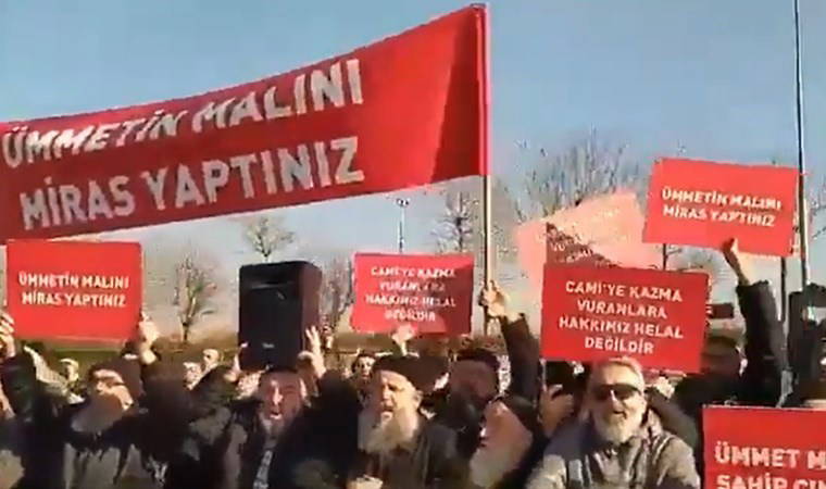 Menzil cemaatinde 'miras' kavgası sokak eylemlerine dönüştü: 'Ümmetin malını miras yaptınız'