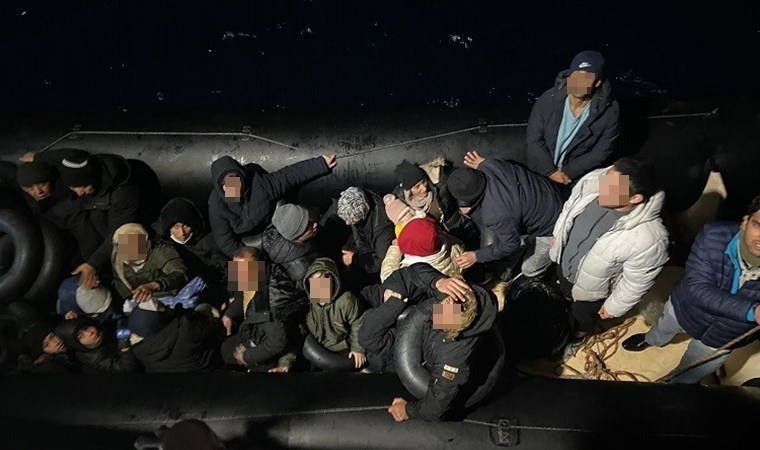 İzmir açıklarında 37 kaçak göçmen yakalandı