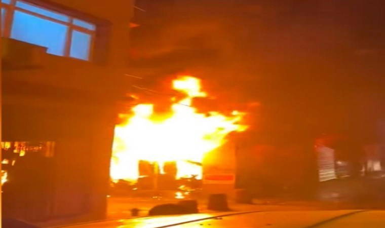 Beyoğlu'nda peş peşe yangınlar: Bir dükkan ve ev alev alev yandı