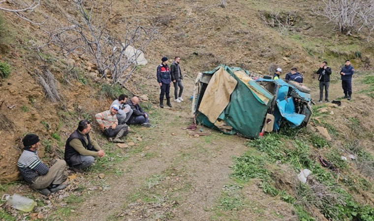 Zeytin işçilerini taşıyan araç uçuruma yuvarlandı: 1 kişi hayatını kaybetti, 4 yaralı