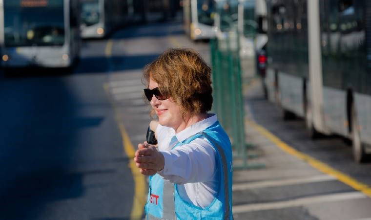 İlk kadın metrobüs denetim amiri Ayşegül Kaya göreve başladı!