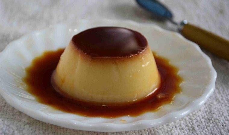 Fransız mutfağının klasiklerinden olan enfes lezzet: Tam ölçüsüyle krem karamel tarifi