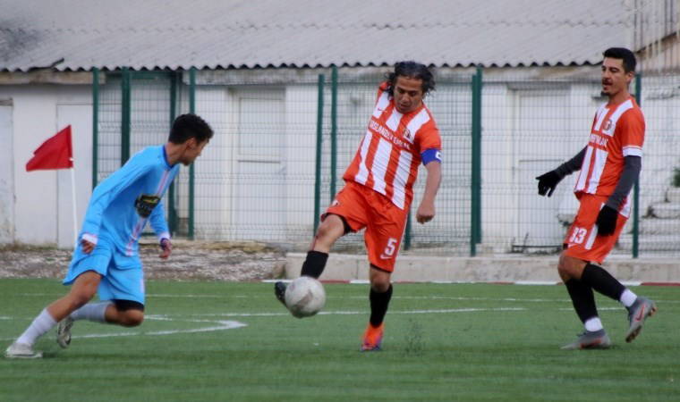 Hem başkan hem kaptan: 28 yıldır futbol sahasında ter döküyor!