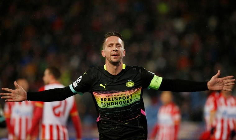 10 kişi kalan PSV Eindhoven, deplasmanda 3 puanı kaptı!