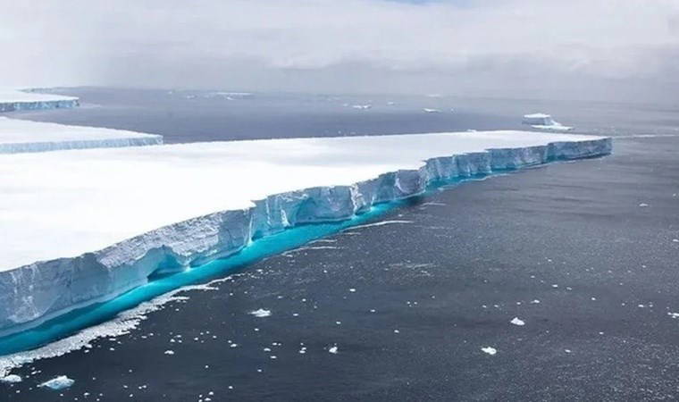 Dünyanın en büyük buz dağı ilerliyor: Bir adaya çarpabilir