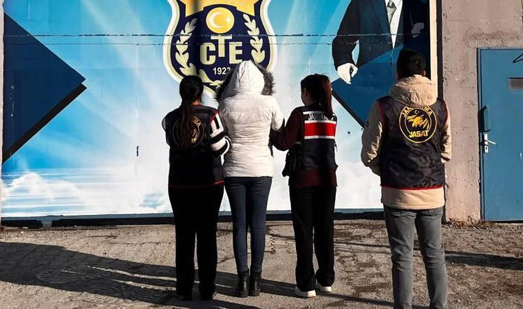 6 yıl hapisle aranıyordu... Uyuşturucu taciri kadın Kars'ta tutuklandı