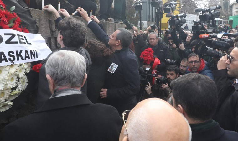 Özgür Özel, Uğur Mumcu anmasında konuştu: 'Aynı hukuksuz sürecin devamını yaşıyoruz'