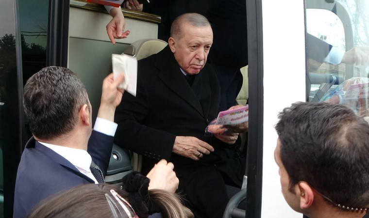 Erdoğan'a 'Evim yok' diye seslenen kadını korumalar uzaklaştırdı