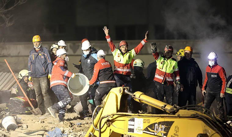 Konya'da 3 katlı bina çöktü