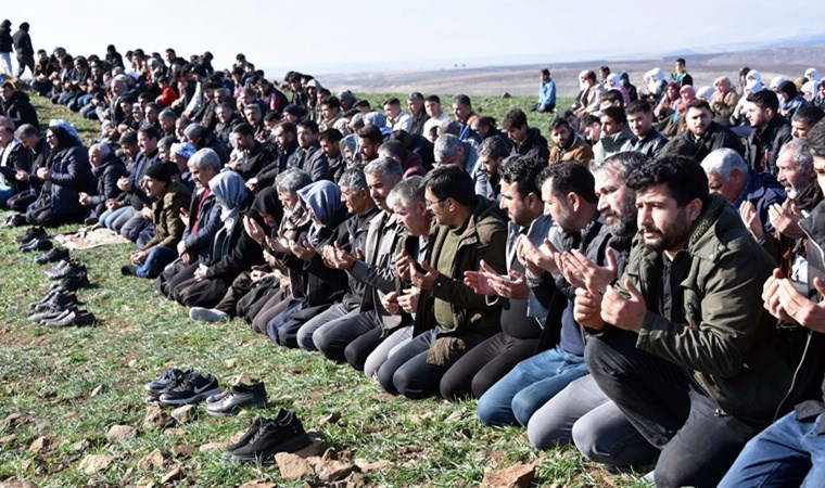 Kuraklığa karşı 'yağmur duası'na çıkıp kurban kestiler