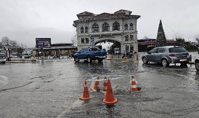 Bandırma'da kuvvetli yağış hayatı felç etti: Yollar göle döndü, rögarlar patladı!