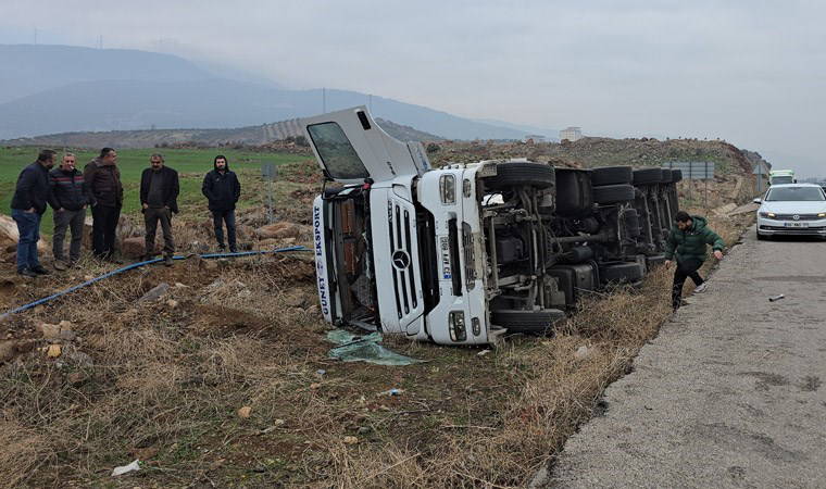 Gaziantep'te yağ dolu tanker kontrolden çıkıp yan yattı
