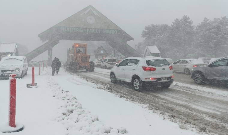 Uludağ'da kar yağışı ve tipi etkili oldu... Zincirsiz araç girişi yasaklandı!