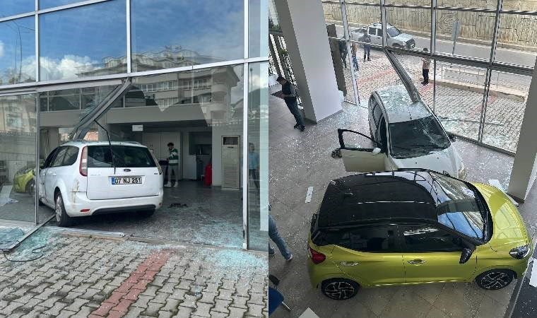 Antalya'da korku dolu anlar... Kamyonetle çarpışan araç iş yerine girdi!
