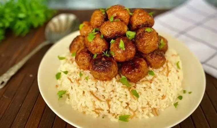 Akşam yemeğine kolayca hazırlayabileceğiniz enfes lezzet: Köfteli pilav tarifi