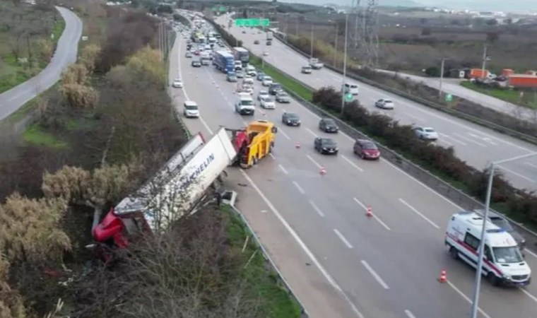 Bursa'da otobanı kilitleyen kaza: Kontrolden çıkan TIR refüje uçtu!