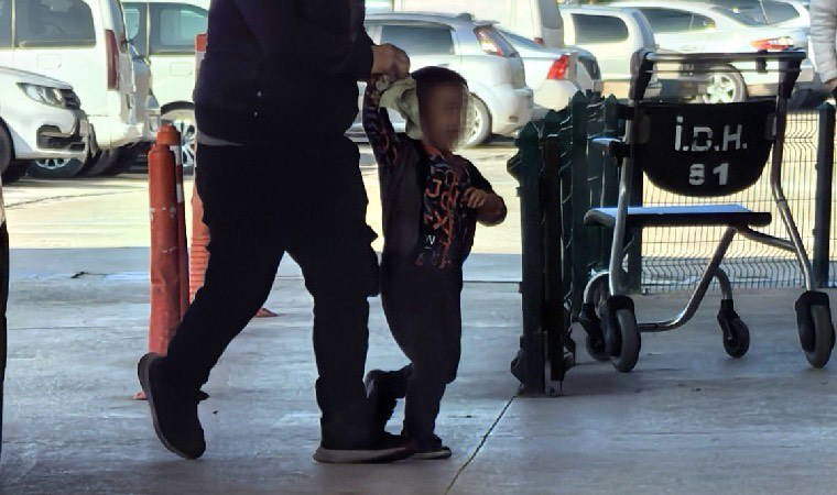 Çocuk parkının demir kapısına elini sıkıştıran 3 yaşındaki Ferhat’ın parmağı koptu