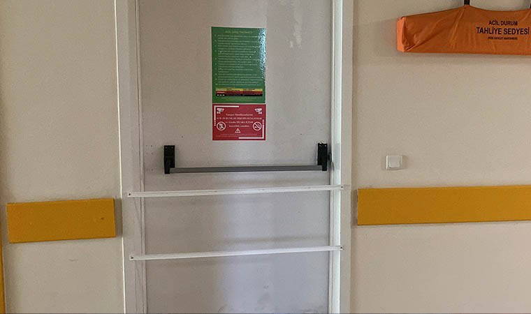 Devlet Hastanesi'nde 'sigara içildiği' gerekçesiyle yangın merdivenlerinin girişi kapatılmış: Bakanlık açıklama yaptı