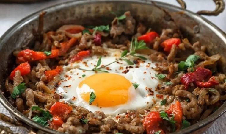 Kahvaltıların protein bombası: Lokanta usulü kıymalı yumurta tarifi