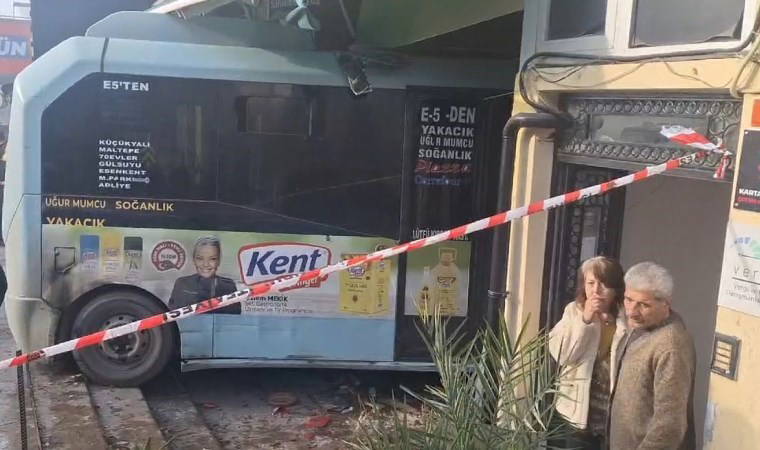 Son Dakika... İstanbul'da minibüs dükkana girdi, yaralılar var!