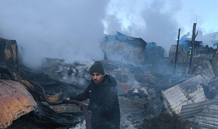 Faciayı köpekler önledi... Erzurum'da korkutan yangın: 15 ahır, samanlık ve ev kül oldu!