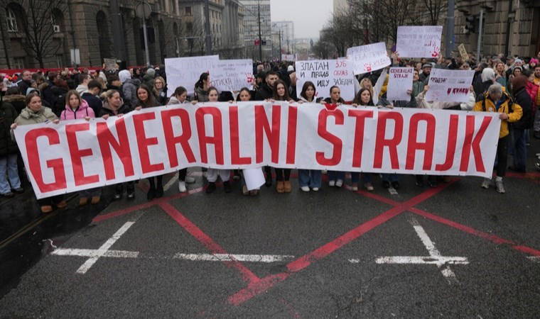 Sırbistan'da öğrencilerden protesto: 'Kilit' kavşak trafiğe kapatıldı