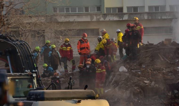 Çöken 4 katlı binanın enkazında kalan 5 kişinin kaldığı dairenin zili çalışmıyormuş