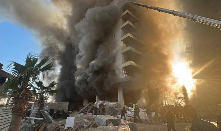 Son dakika... 12 katlı otel inşaatında yangın: 4 işçi kurtarıldı!