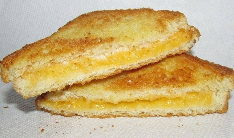 Çıtır ekmek ve eriyen peynirin muhteşem buluşması: Grilled cheese
