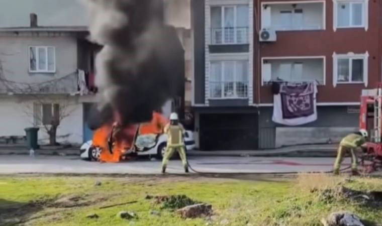 Bursa'da panik anları... Alev topuna dönen araçta patlama!