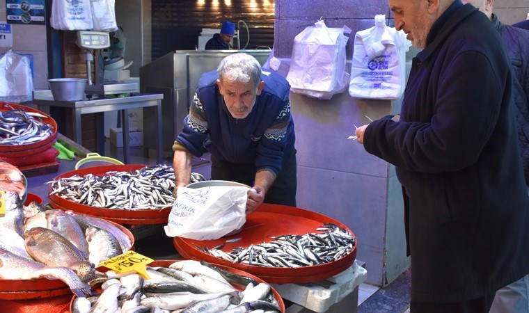 Tezgahlar şenlendi: Kilosu 100 liradan rekabet ediyorlar