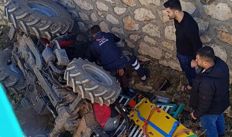 Traktör dere yatağına devrildi: Sürücü yaralandı