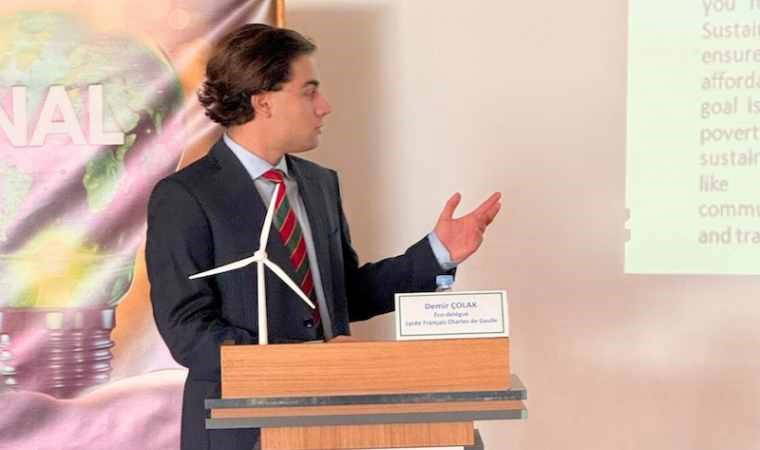 Lise öğrencisi Demir Çolak, temiz enerji çağrısı yapmak için Ankara’daki panelin moderatörlüğünü üstlendi