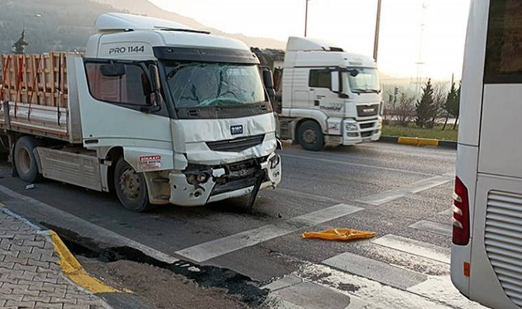TIR, cezaevi personel servisine çarptı: Yaralılar var...