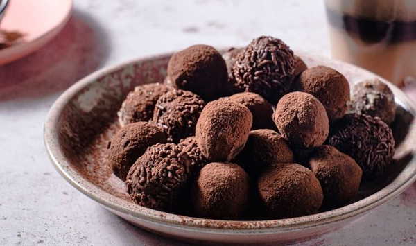 Tatlı krizlerine son veren pratik atıştırmalık: Çikolatalı truff tarifi