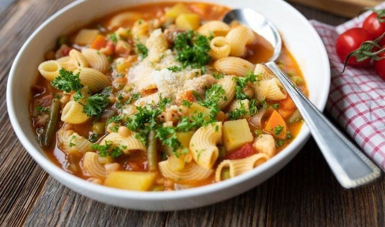 İtalyan mutfağından içinizi ısıtacak lezzet: Minestrone çorbası tarifi