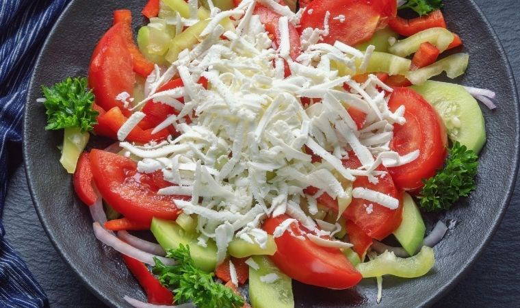 Balkanların ferahlatıcı lezzeti: Shopska salatası tarifi