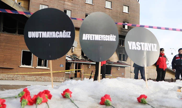 Bolu'da facianın yaşandığı otelin önünde eylem: Karanfil bırakıldı