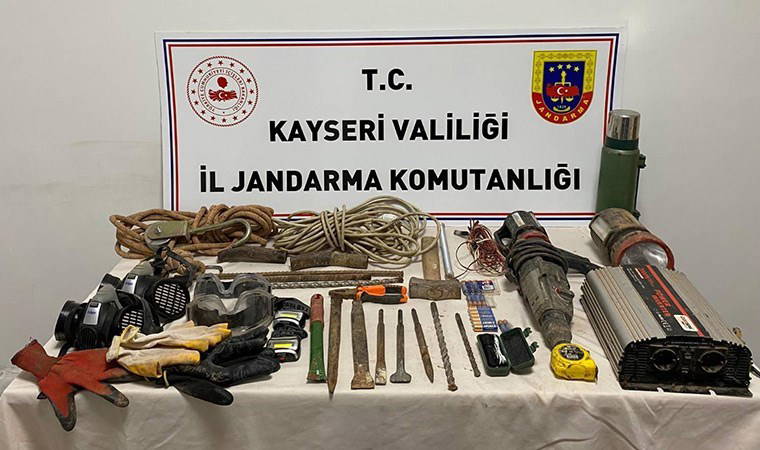 Kayseri'de kaçak kazıya suçüstü: Sit alanı tümülüste define arayan 4 kişi yakalandı