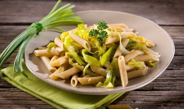 Klasik makarna tariflerine sağlıklı bir dokunuş: Pırasalı makarna tarifi