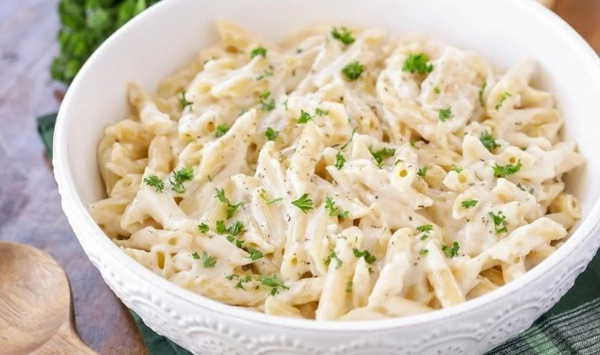 Evdeki malzemelerle hazırlayabileceğiniz pratik lezzet: Tam kıvamında sütlü makarna tarifi