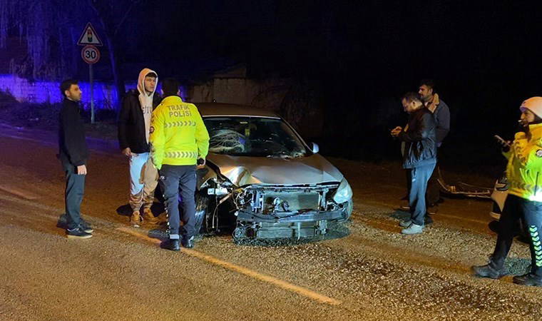 Bursa'da faciadan dönüldü! Refüje çarpan araç karşı şeride geçti: Yaralılar var...