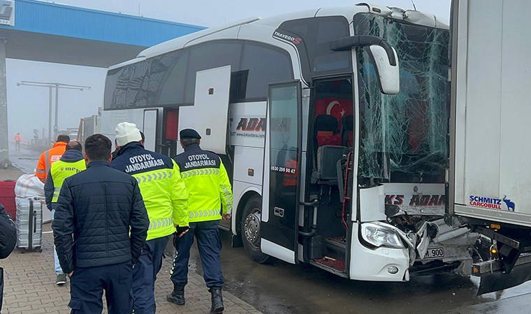 Yine yolcu otobüsü, yine kaza... Niğde-Ankara Otoyolu'nda yolcu otobüsü önündeki TIR'a çarptı: 8 yaralı