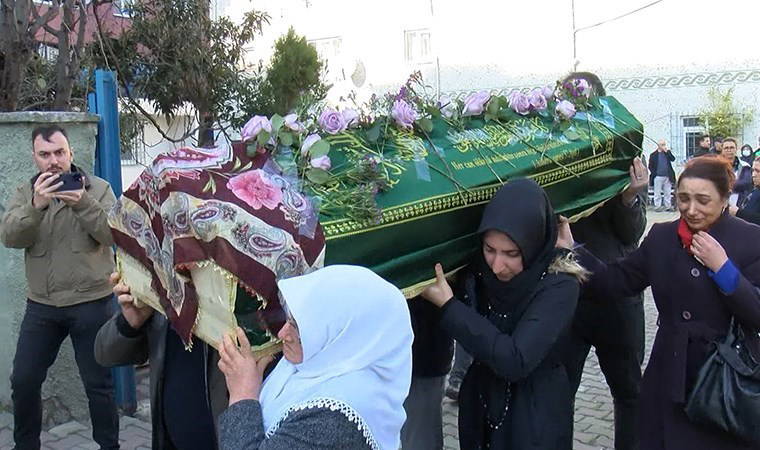Sultangazi'de vahşice öldürülmüştü... Cesedi araçta bulunan kadın son yolculuğuna uğurlandı