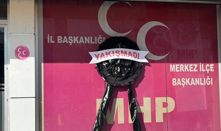 Afyonkarahisar'da şehit aileleri MHP'ye siyah çelenk bıraktı