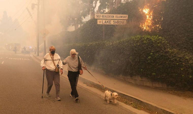 Los Angeles'ın lüks mahallelerinde yangın: Yürüyerek kaçmak zorunda kaldılar